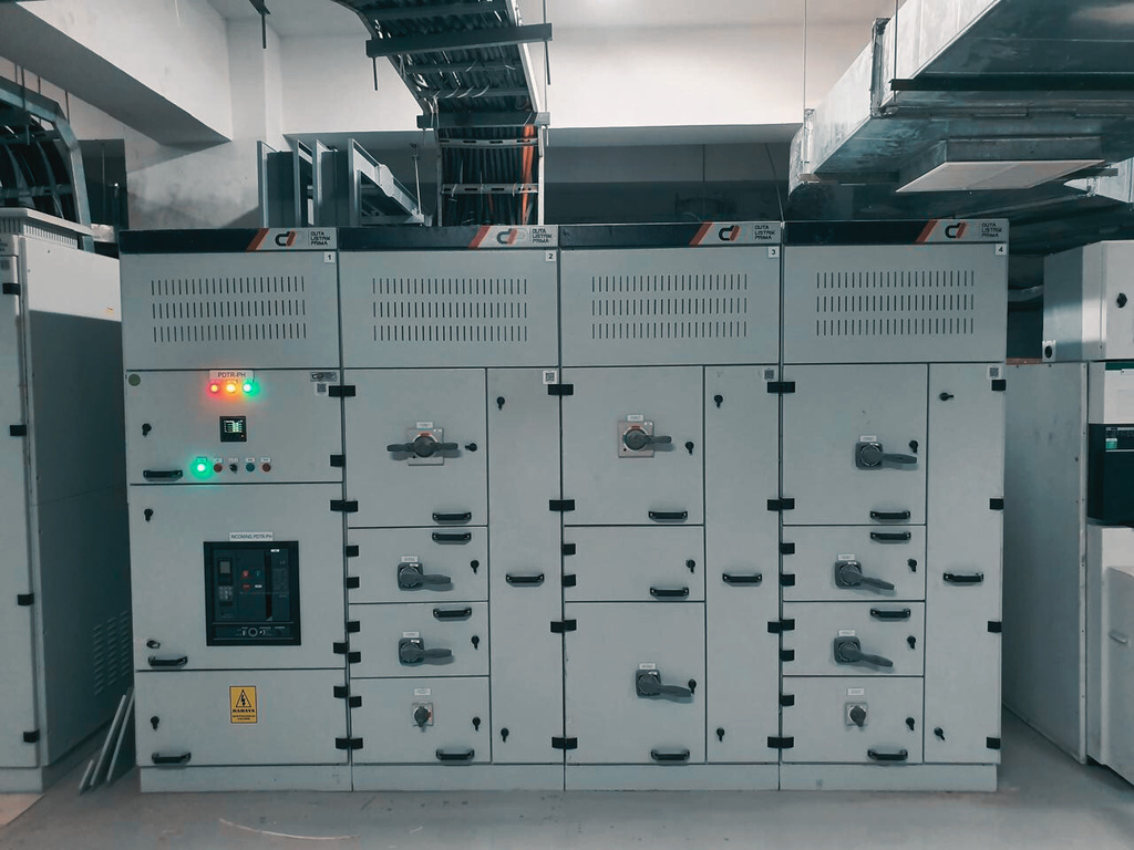 Electrical switchgear panel