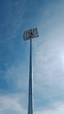 High-mast floodlight pole